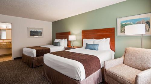 Suite with Three Queen Beds - Non-Smoking
