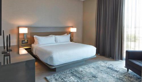 King Suite with Bathtub and Sofa Bed - Mobility Access
