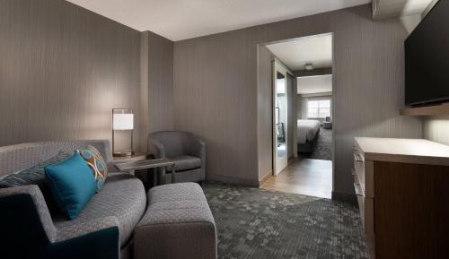 One-Bedroom King Suite with Transfer Shower and Sofa Bed - Mobility Access/Hearing Accessible