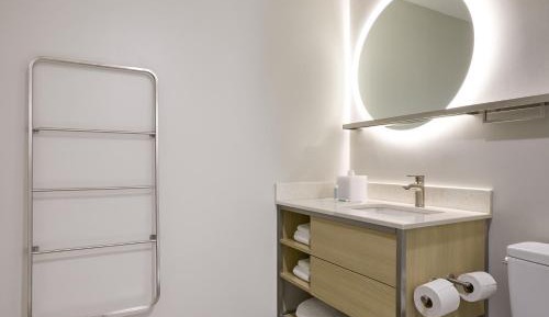 King Studio with Sofa Bed, Adapted Tub and Mountain View - Mobility and Hearing Accessible