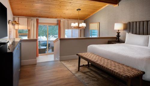 Creekside King Suite with Sofa Bed