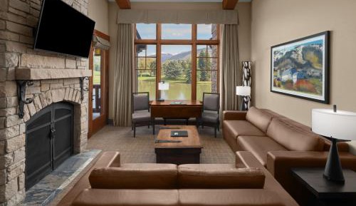 One-Bedroom Deluxe Executive King Suite with Sofa Bed and Adapted Tub - Mobility Accessible