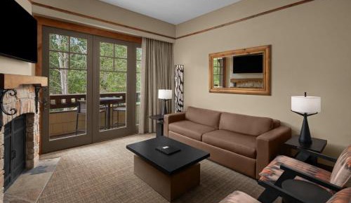 Executive King Suite with Sofa Bed and Mountain or Golf View - Mobility and Hearing Accessible with Roll-in Shower