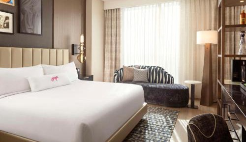 King Room with Bathtub - Mountain View - Mobility Accessible
