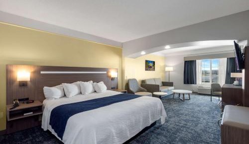Larger King Room with Sofa Bed - Non-Smoking