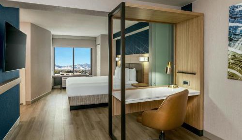 King Suite with Mountain View, Bathtub and Sofa Bed - Mobility Access/Hearing Accessible