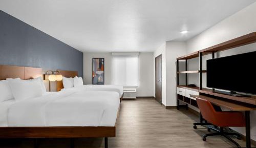 Queen Suite with Two Queen Beds and Tub - Disability Access/Non Smoking