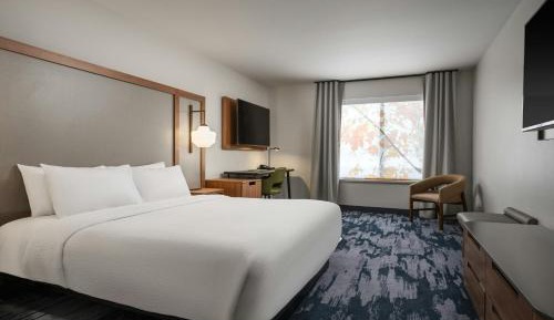 King Room with Transfer Shower and Roll-In Shower - Mobility Access/Hearing Accessible