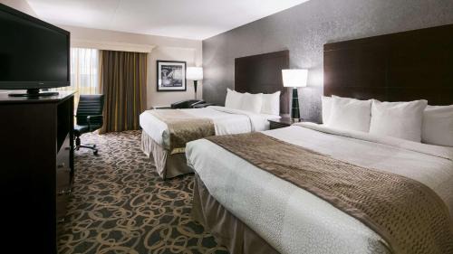 Queen Room with Two Queen Beds - Poolside