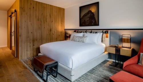 King Guestroom with Guest room with 1 King, Fireplace