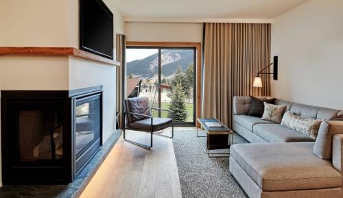 One-Bedroom King Suite with Sofa Bed and Fireplace