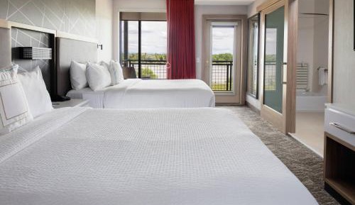 Queen Suite with Two Queen Beds, Balcony, Bathtub and Trundle Sofa - Mobility Access/Hearing Accessible