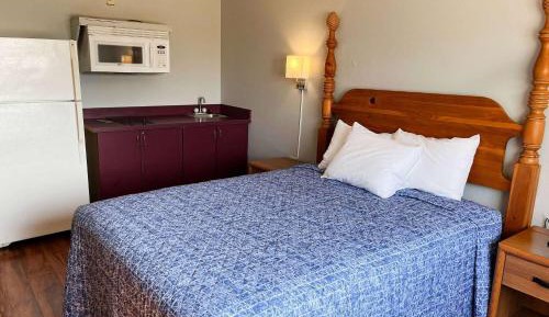 Queen Room with Kitchenette - Non-Smoking