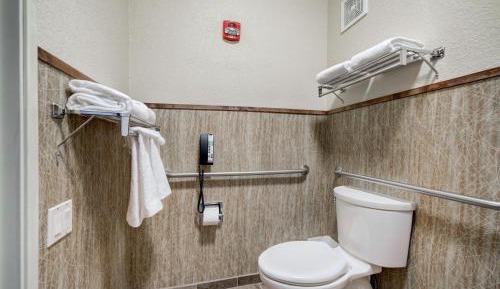 Standard Queen Room with Two Queen Beds and Mobility Accessible Tub