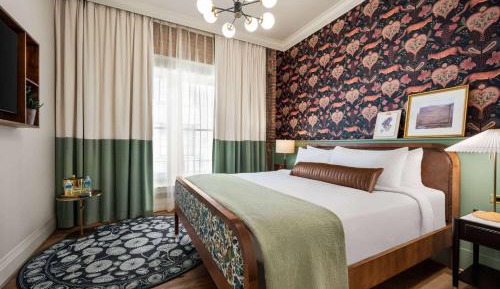 Bronze Queen Room