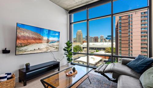 Deluxe One-Bedroom Apartment