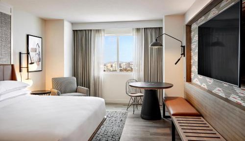 Executive Room, Club level, Guest room, 1 King, City view