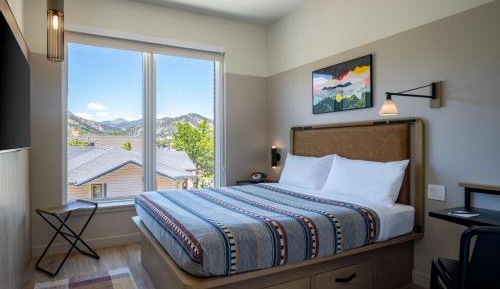 Queen Room with Mountain View