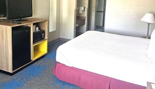 Queen Room - Disability Access - Non-Smoking