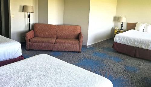 Suite with Three Queen Beds - Non-Smoking