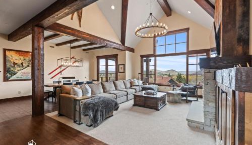 Four-Bedroom Luxury Apartment