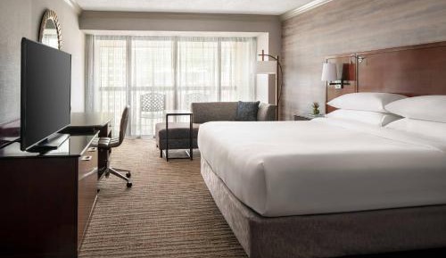 Executive High Floor Room, 1 King Bed with Balcony 
