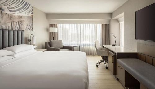 Larger Guest Room, 1 King Bed, Corner Room