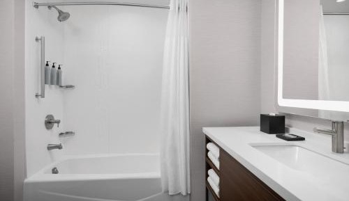 Standard Queen Room - Hearing Accessible 