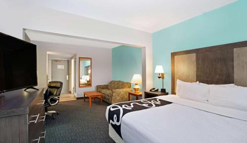Deluxe King Suite with City View - Non-Smoking