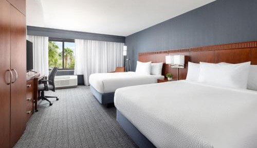 Queen Room with Two Queen Beds and Roll-In Shower - Mobility Access/Hearing Accessible