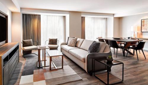 Hospitality Suite, Parlor, Sofa bed, City view, Low floor