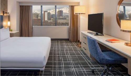 One-Bedroom King Suite with Mobility Accessible Tub