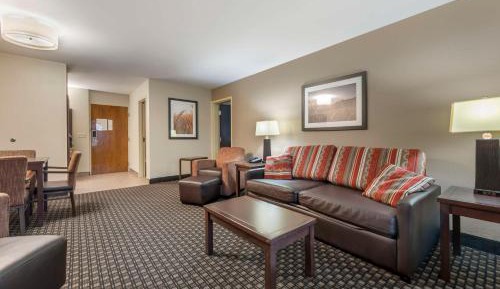 Second Floor Queen Suite with Two Queen Beds and Sofa Bed - Pool Side/Non-Smoking