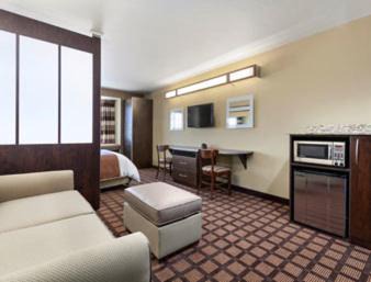 Queen Studio Suite - Non-Smoking