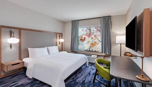 King Room with Roll-In Shower - Mobility Accessible