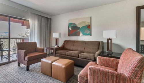 1 BEDROOM 1 KING SUITE HEARING ACCESSIBLE TUB