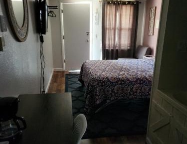 Single Queen Room