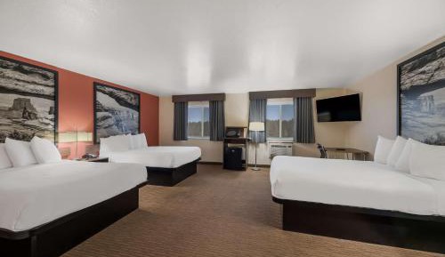 Queen Suite with Three Queen Beds - Non-Smoking