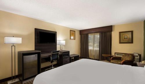 King Room with Patio and Courtyard View - Ground Floor/Non-Smoking