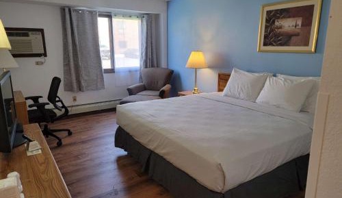 Queen Room with Roll-In Shower - Disability Access