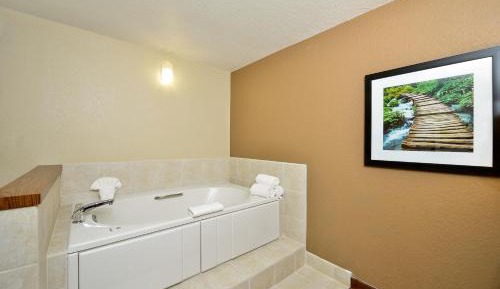 Queen Room with Spa Bath - Non-Smoking