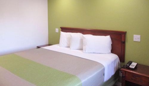 Deluxe King Room - Non-Smoking
