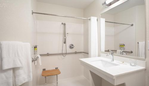 Queen Studio Suite with Hearing Accessible Roll in Shower - Non-Smoking