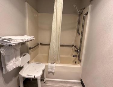 King Room with Bath Tub - Mobility Accessible/Non-Smoking