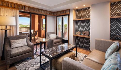 Governor, 1 Bedroom Larger Suite, 1 King, Sofa bed