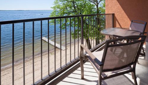Standard King Room with Lake View