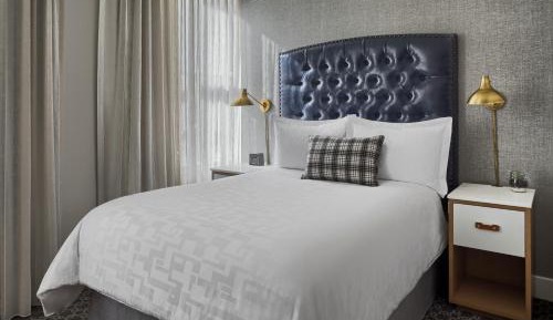 Petite One Queen Room