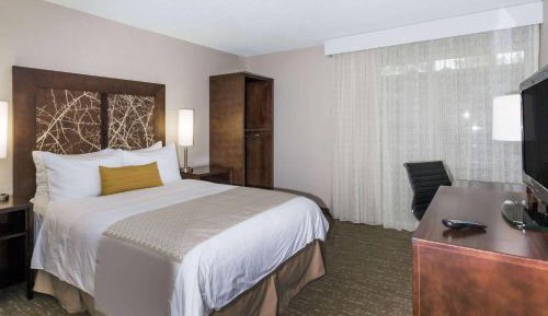 Queen Room with Roll-In Shower - Mobility Access/Non-Smoking