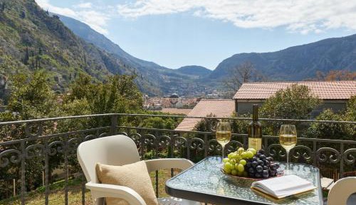 Apartment with Mountain View