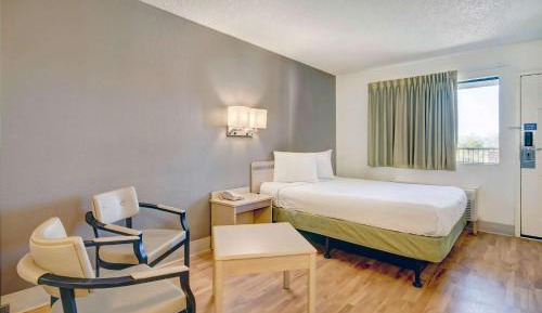 1 King Bed | Non-Smoking, Kitchen | Near Tucson International Airport